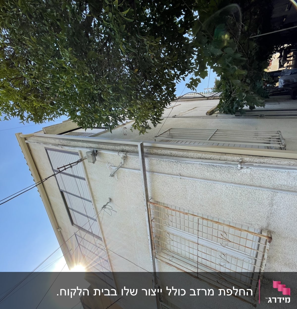 גג עם צינורות וכבלים חשמליים